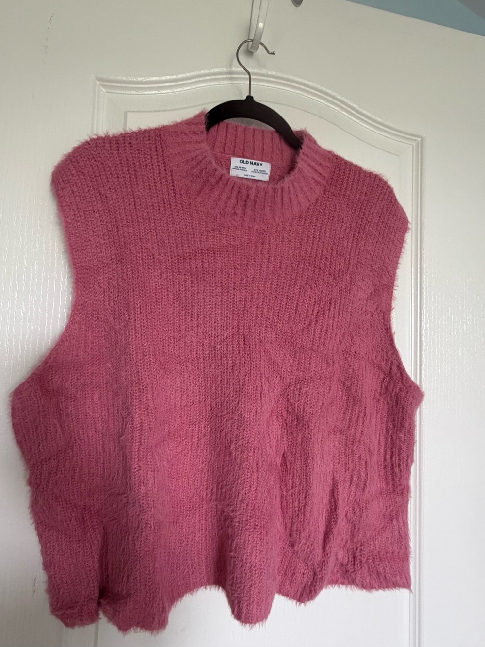 Old Navy Fuzzy Ribbed  Crewneck Sweater Vest in Rose Pink